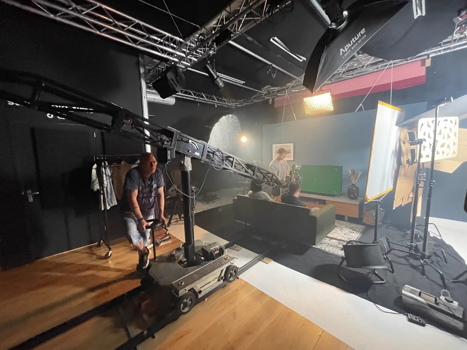 Crew aan het werk met een camerakraan op de set
