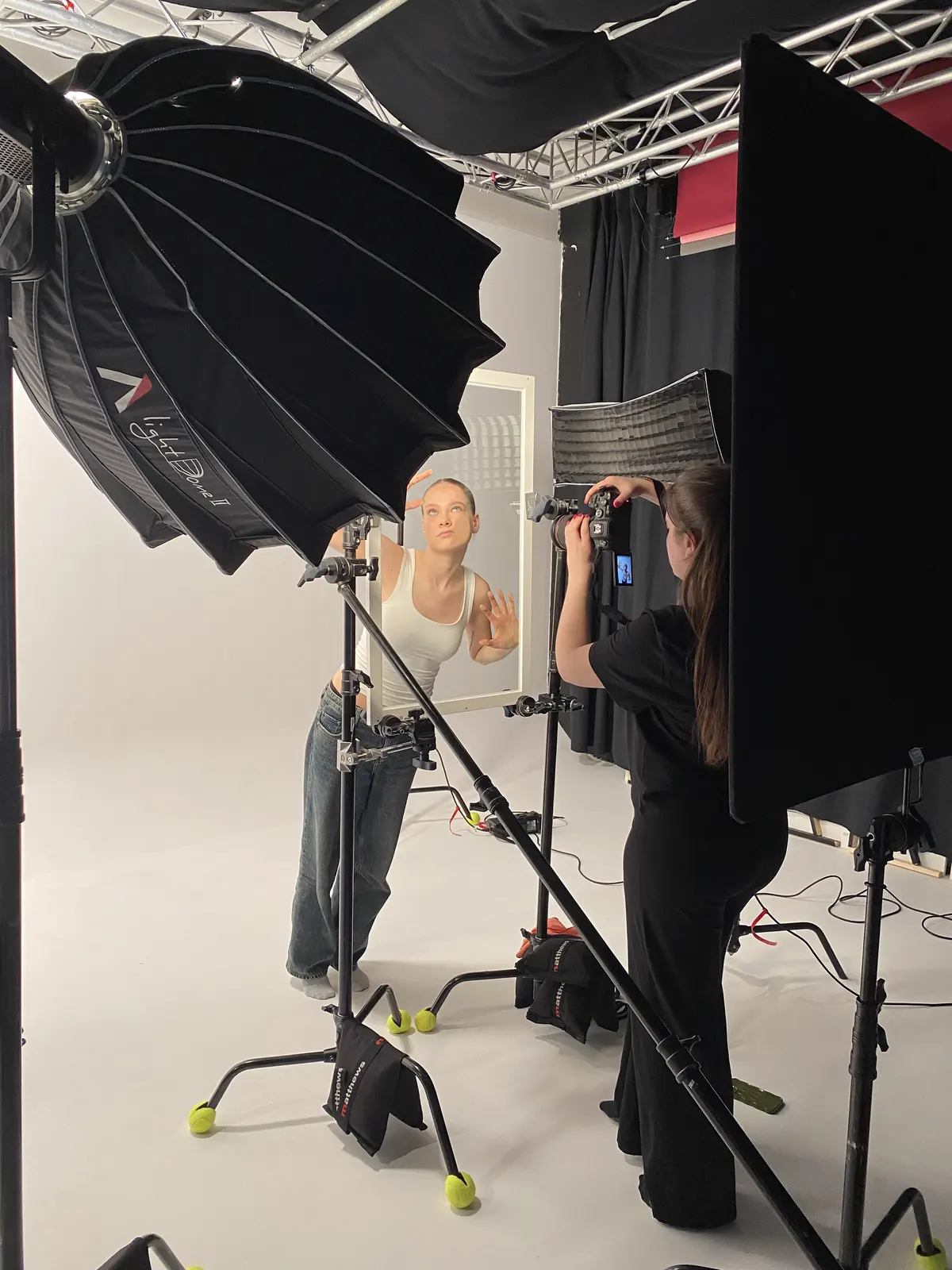 Fotoshoot met grote paraplu en softbox op de witte limbo
