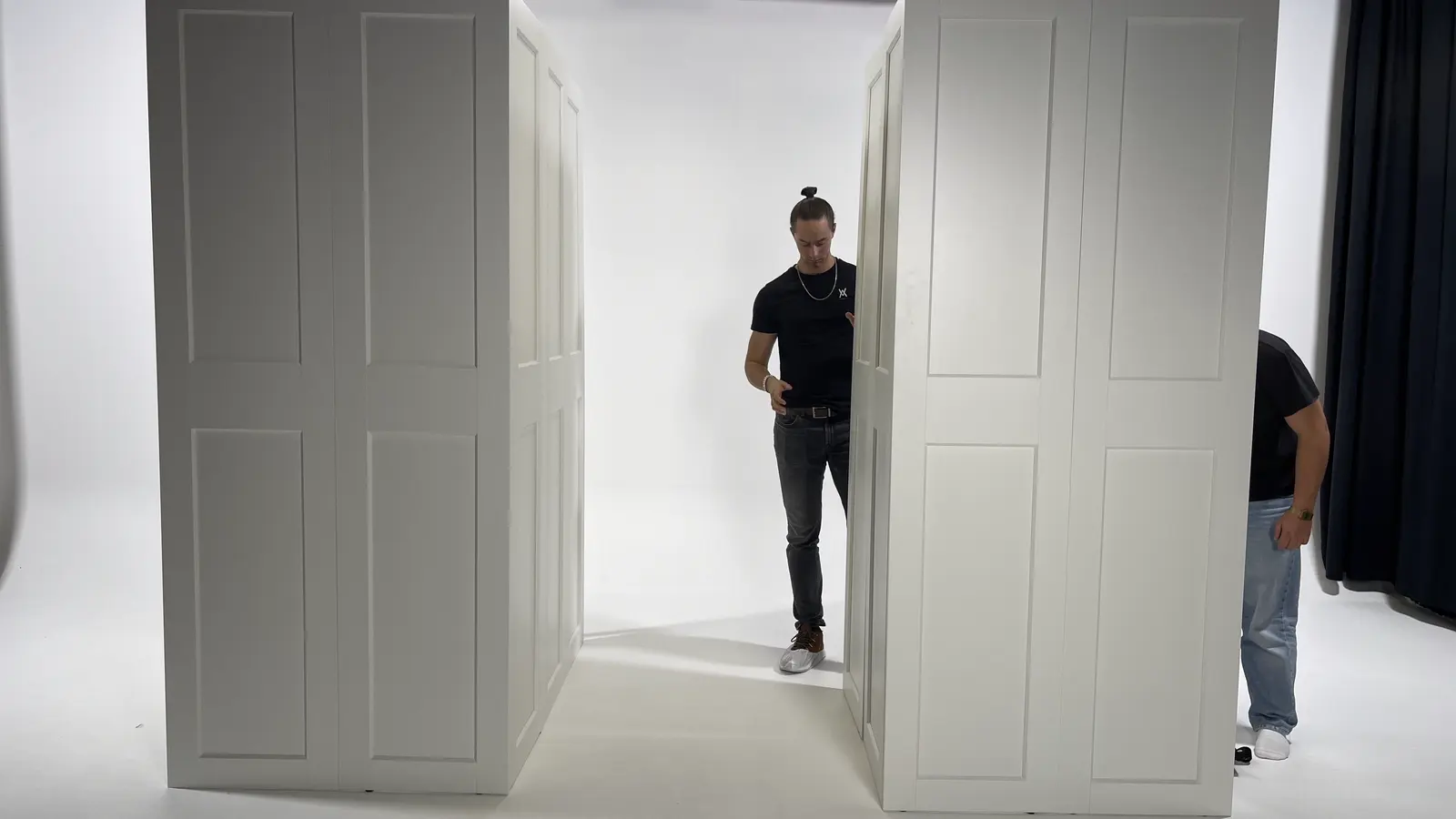 Model tussen witte decordeuren op de limbo