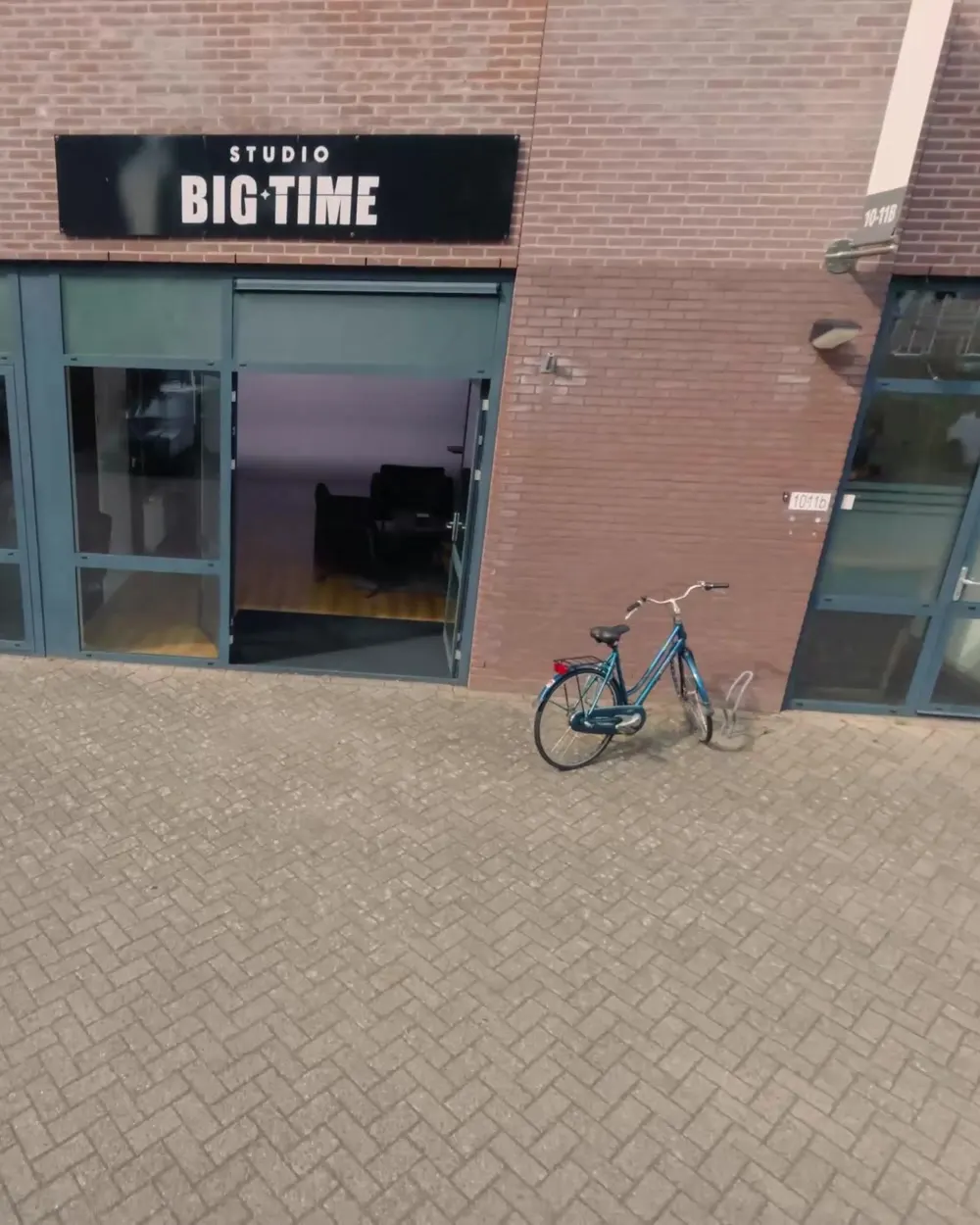 De ingang van Studio Big Time: de glazen deur onder het Studio Big Time-bord