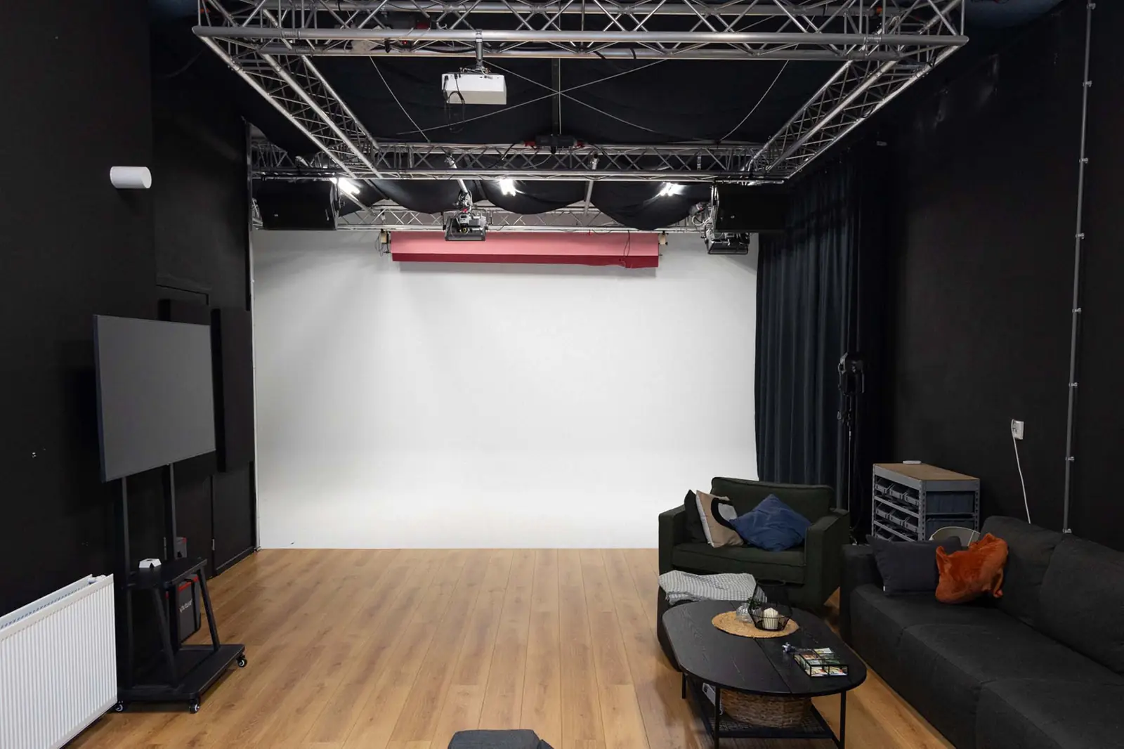 De witte limbo van Studio Big Time met zithoek en monitor