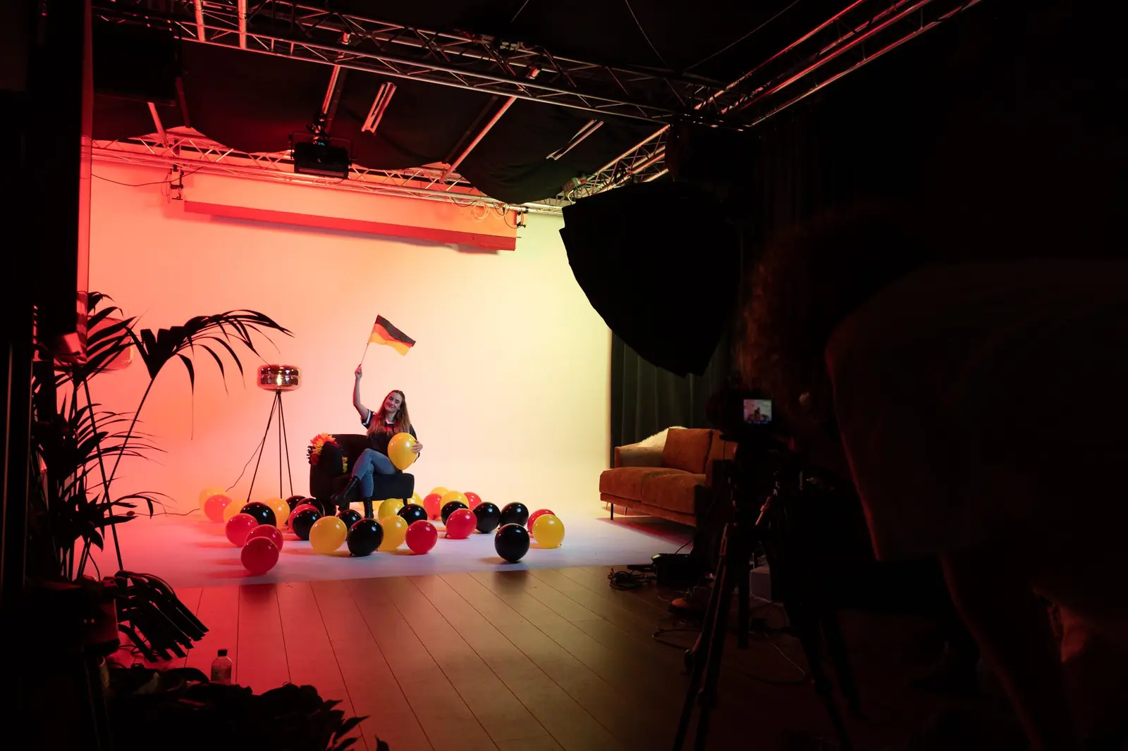 Shoot met ballonnen op een oranje backdrop