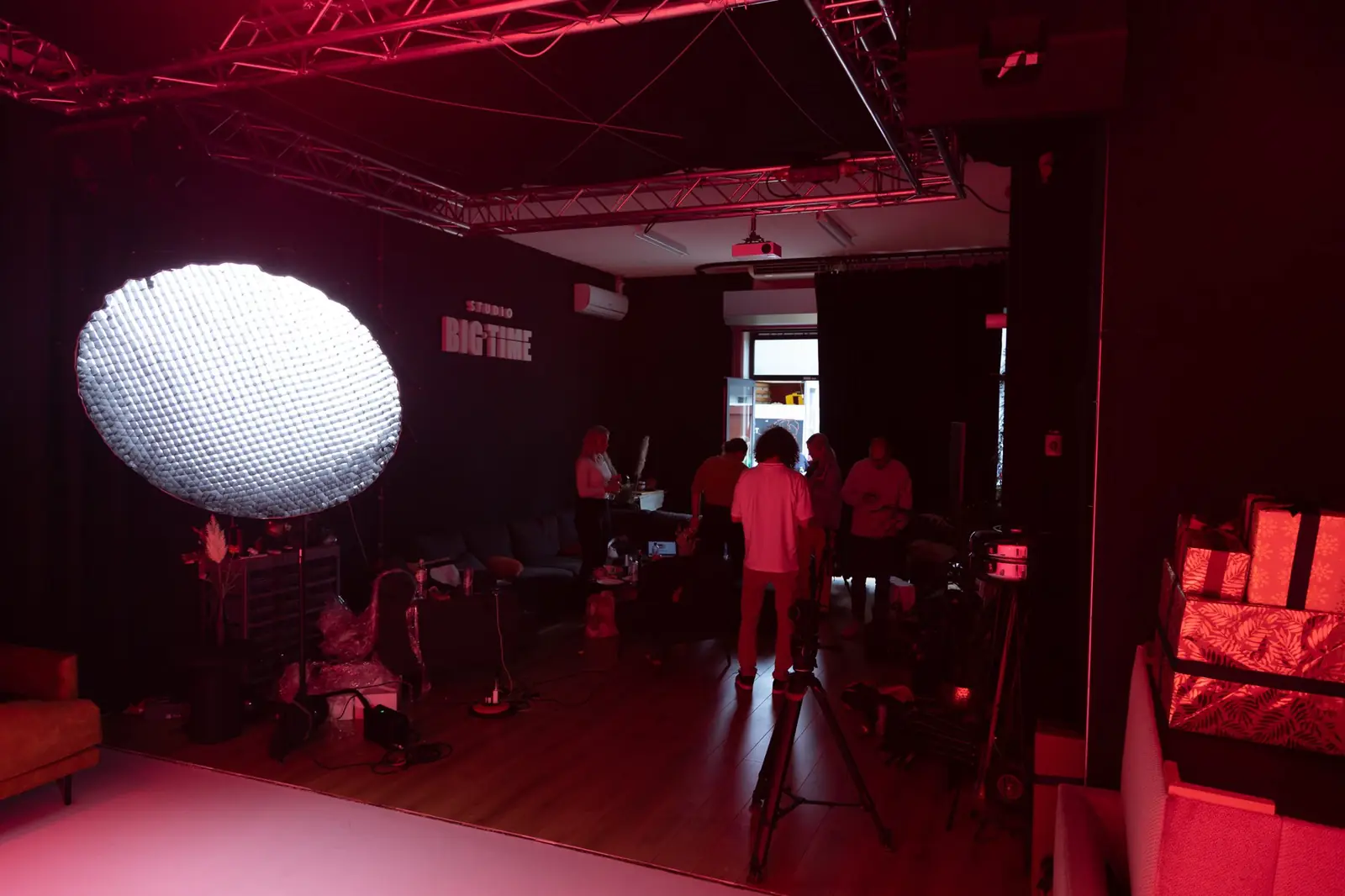 De studio in rood licht tijdens een shoot