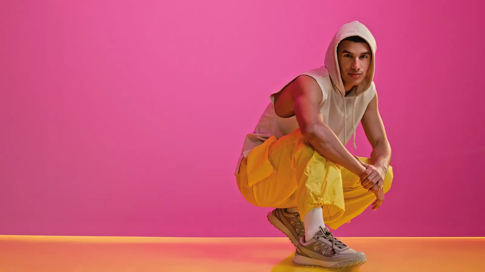 Still: model in gele broek op een roze backdrop