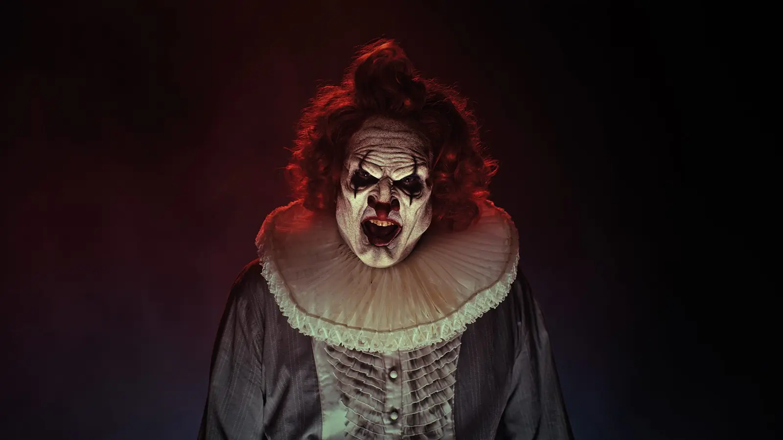 Still: clown in donker licht
