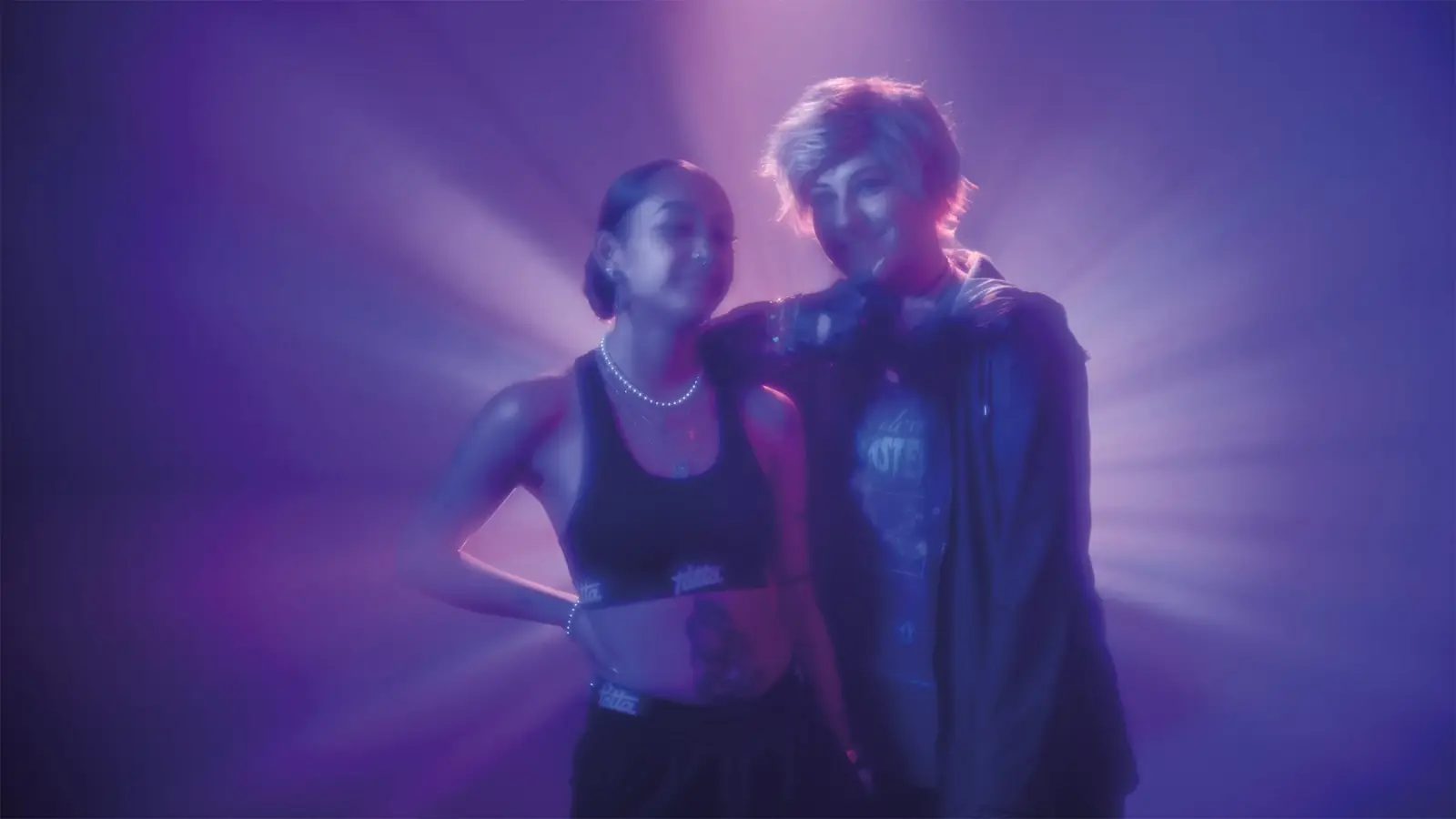 Still: twee dansers in paars licht