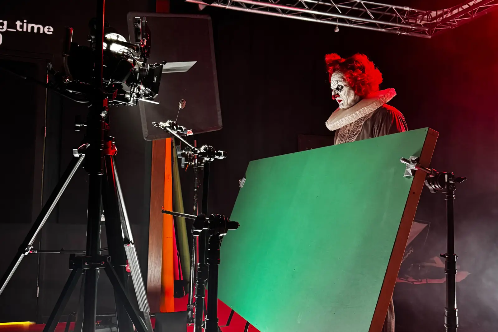 Achter de schermen: clown voor een groene backdrop