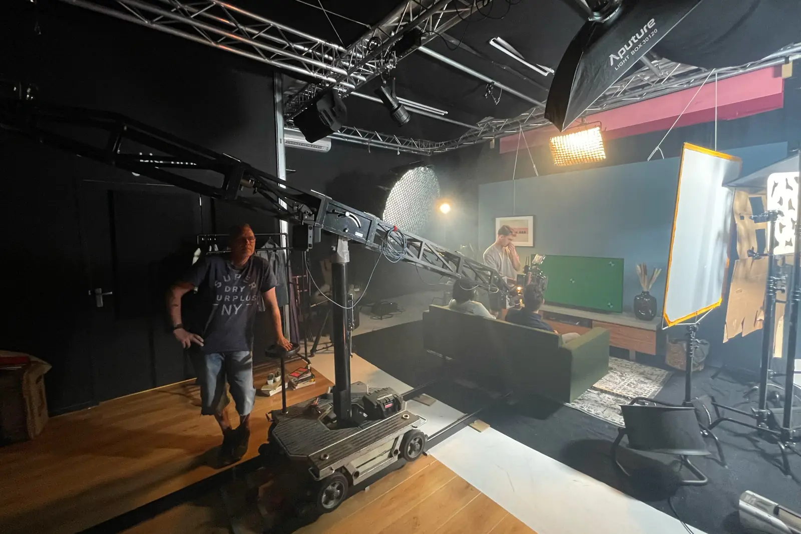 Achter de schermen: crew aan het werk op de set